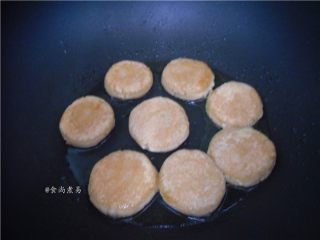 10、超简单的糖油粑粑,开小火煎至两面焦黄色