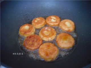 12、超简单的糖油粑粑,遮上锅盖，小火煎煮片刻，糖浆快凝固时，铲起糯米粑粑