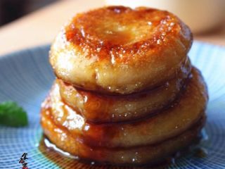 13、超简单的糖油粑粑,最后将锅内的糖浆淋在上面即可