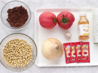 1、茄汁黄豆,准备好所需食材和调味。