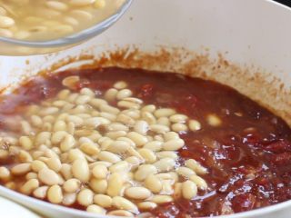 11、茄汁黄豆,黄豆连同煮剩的水一同倒入锅中，大火烧开。