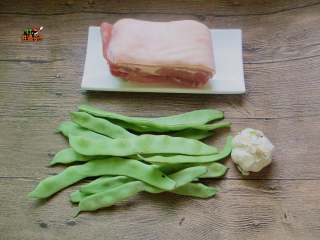 1、蒜香五花肉炒荷兰豆,准备食材