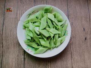 2、蒜香五花肉炒荷兰豆,荷兰豆减去头尾，切成菱形块