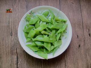 3、蒜香五花肉炒荷兰豆,用热水绰熟捞出过凉