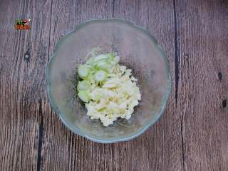 4、蒜香五花肉炒荷兰豆,准备葱沫蒜末