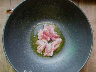 6、蒜香五花肉炒荷兰豆,锅内放入一勺菜籽油，放入五花肉片