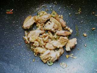 7、蒜香五花肉炒荷兰豆,翻炒变色，放入葱沫姜末，加入酱油上色