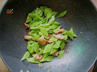 8、蒜香五花肉炒荷兰豆,倒入荷兰豆大火翻炒
