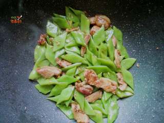 9、蒜香五花肉炒荷兰豆,加入盐。鸡精调味即可出锅