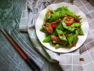 11、蒜香五花肉炒荷兰豆,绿看了让人心情大好，于是就想着再来配点红，将对比进行到底，将家常到底