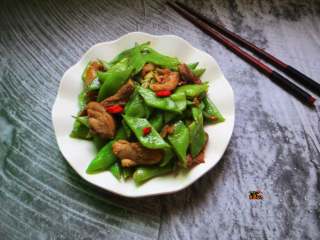 12、蒜香五花肉炒荷兰豆,非常适合在这个季节食用