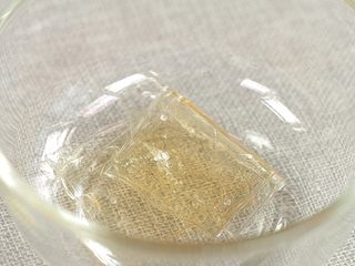 2、天空鸡尾酒果冻,将吉利丁片分两份，一份5g，一份2g，分别泡冷水软化后捞起。