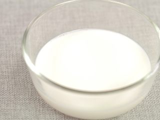 3、天空鸡尾酒果冻,2g的那份加入牛奶和白砂糖,放入微波炉加热30秒，取出搅拌一下吉利丁片就完全融化了。