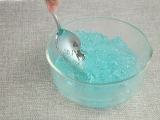 5、天空鸡尾酒果冻,将牛奶和鸡尾酒都放进冰箱冷藏3小时凝结成果冻状，取出用勺子压碎。