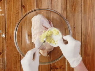 3、家庭版自制美味烤鸭,加入10g姜末