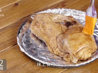12、家庭版自制美味烤鸭,抹上食用油