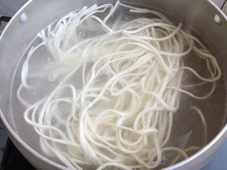 5、西红柿鸡蛋汤面,如图 另起一锅煮面条。水开后下入切面，煮熟后捞出。过一遍凉水。