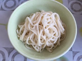 6、西红柿鸡蛋汤面,如图 过凉水之后捞出沥干，放入碗中。