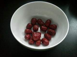 5、红糖红豆银耳羹,红枣洗净。