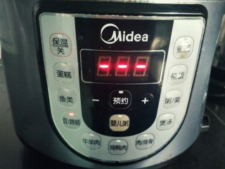 8、红糖红豆银耳羹,按煮豆/蹄筋键,煮羹的工作就交给电压力锅吧。