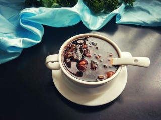 12、红糖红豆银耳羹,再来一张,红豆煮的烂烂的,银耳已经出胶了,喝上一口,甜蜜蜜的,秋冬季节,来一碗红糖红枣红豆银耳羹,舒服极啦????