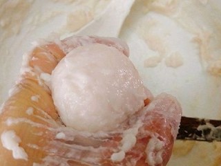 15、福州+Q弹包心鱼丸,用手慢慢将鱼肉泥团拢起，在拇指与食指中间轻轻挤出一个光滑完整的鱼丸