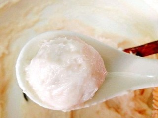 16、福州+Q弹包心鱼丸,用小匙舀起，