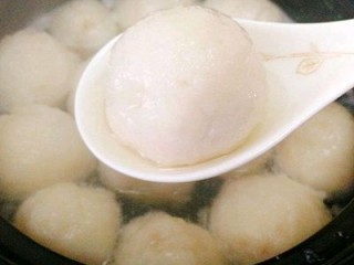 20、福州+Q弹包心鱼丸,鱼丸浮起来，体积变大，即可，(如果没有现吃，可以直接捞出沥水，放入冰箱冷冻室，吃时随时取出，无需解冻，烧开水下锅)