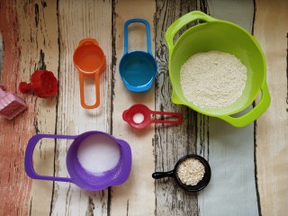 1、全麦燕麦饼干,准备好所有材料称重备用