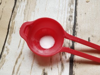 2、全麦燕麦饼干,盐和小苏打加一起1克左右的样子，不要用电子称量会不准确，用量勺或者调料勺两者加一起一平勺即可