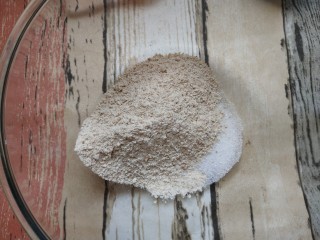 3、全麦燕麦饼干,全麦粉，盐，小苏打，糖全部倒在空碗中