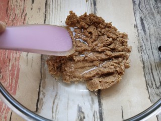 7、全麦燕麦饼干,加入适量水，一边拌一边加不要太稀也不能太干，软硬适中成团就可以