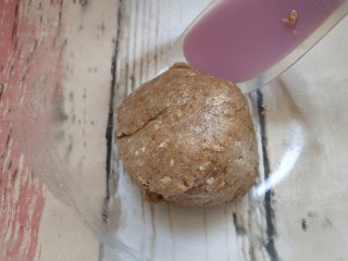 9、全麦燕麦饼干,揉拌成光滑的面团