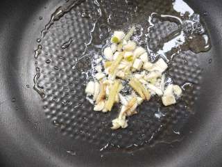 11、春笋炒腊肠,下姜末蒜末。