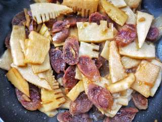 15、春笋炒腊肠,加一勺六月鲜原汁酱油。