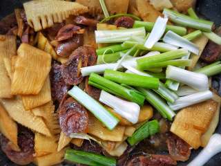 16、春笋炒腊肠,加蒜苗梗部分，翻炒入味。