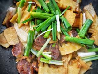 17、春笋炒腊肠,撒蒜苗叶。