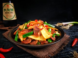 20、春笋炒腊肠,咬一口，笋片还是脆脆的，再吃一口香喷喷的腊肠，生活就应该是有滋有味的