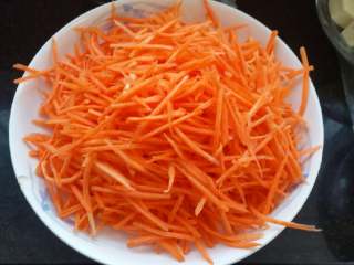 1、家庭鱼香鸡丝,胡萝卜切丝。