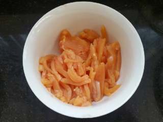 3、家庭鱼香鸡丝,鸡胸肉切丝。