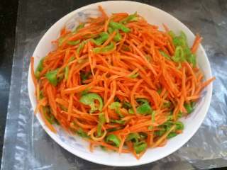 7、家庭鱼香鸡丝,煸炒后，盛出待用。