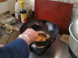 8、家庭鱼香鸡丝,锅中放油烧热，放入鸡丝，煸炒断生。