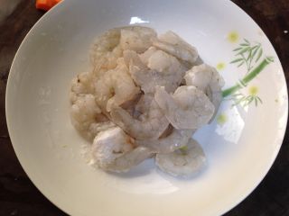 1、年味――宴客小炒西兰花炒虾仁,先来处理虾仁,虾仁挑去虾线用盐1克、小苏打粉0.5克抓一抓,用水冲净充分洗净、控水。(小苏打可以使虾仁变得通透和脆嫩,盐可以去掉杂质)