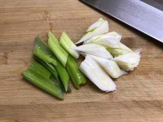 4、寿喜锅,大葱切厚片。