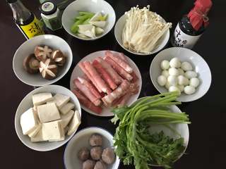 6、寿喜锅,准备好要刷的菜品。