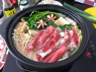 14、寿喜锅,等煮开后就可放入各种菜品开刷了。