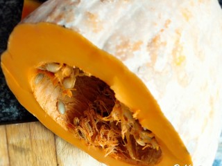 1、红枣南瓜发糕,准备南瓜