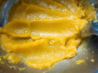 4、红枣南瓜发糕,蒸熟的南瓜，压泥