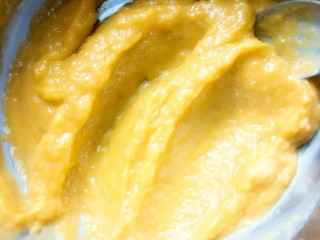 5、红枣南瓜发糕,将酵母水倒入南瓜泥中搅匀