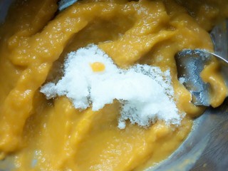 6、红枣南瓜发糕,加入白糖，拌匀